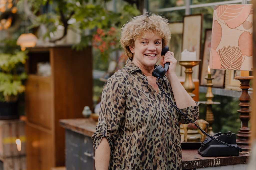 Tine van Peursen aan de telefoon